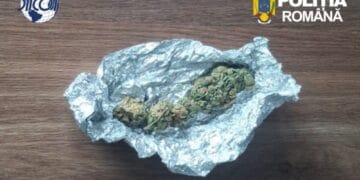 Cocaină și canabis vândute cu până la 1.300 de lei tranzacția. Doi tineri au ajuns după gratii