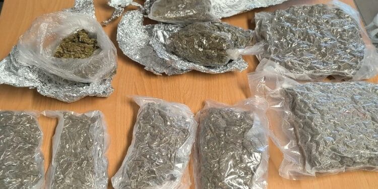 Prins în flagrant cu 1,7 kilograme de canabis ascunse într-o autoutilitară. Bărbat de 36 de ani, arestat