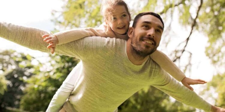 Trei zile de concediu în plus pentru părinții singuri. Proiectul a trecut de Senat