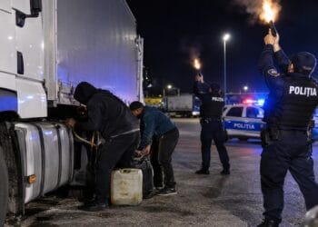 Focuri de avertisment! Trei persoane, arestate după ce ar fi furat combustibil dintr-un camion