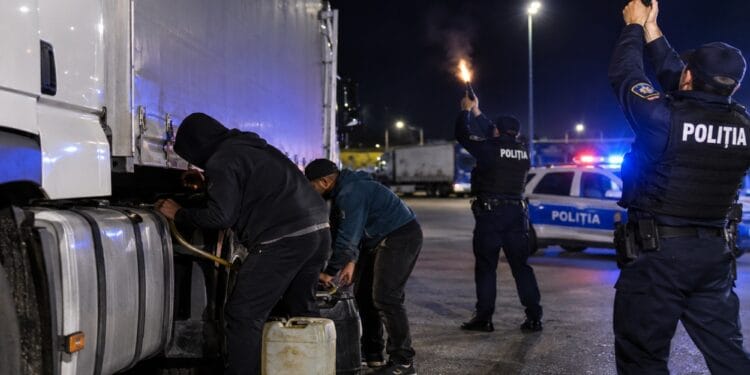 Focuri de avertisment! Trei persoane, arestate după ce ar fi furat combustibil dintr-un camion