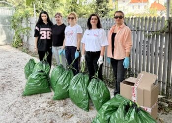 Polițiștii au lăsat uniforma de intervenție pentru mănuși și saci. Acțiune de ecologizare!
