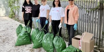 Polițiștii au lăsat uniforma de intervenție pentru mănuși și saci. Acțiune de ecologizare!