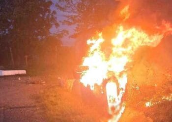 Tragedie pe șosea! Două persoane au murit după ce mașina a lovit un cap de pod și a luat foc