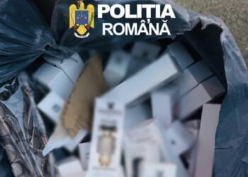 Autocar plin cu marfă suspectă. Peste 2.100 de produse și 28.000 de țigarete, descoperite de polițiști