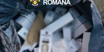 Autocar plin cu marfă suspectă. Peste 2.100 de produse și 28.000 de țigarete, descoperite de polițiști