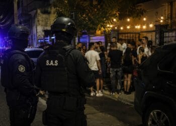 Petrecere cu scandal uriaș! Polițiștii și jandarmii, atacați cu pietre și sticle. Au intervenit mascații