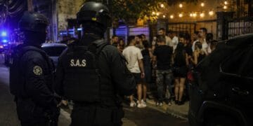 Petrecere cu scandal uriaș! Polițiștii și jandarmii, atacați cu pietre și sticle. Au intervenit mascații