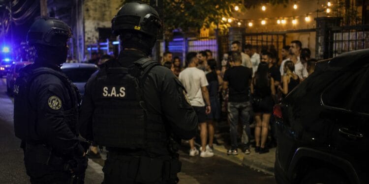 Petrecere cu scandal uriaș! Polițiștii și jandarmii, atacați cu pietre și sticle. Au intervenit mascații