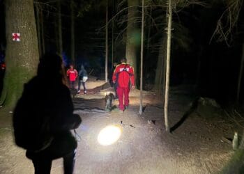 Trei turiști rătăciți în munți, găsiți de salvamontiști. Grupul intrase în panică