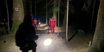 Trei turiști rătăciți în munți, găsiți de salvamontiști. Grupul intrase în panică