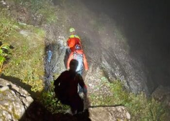 Doi turiști, blocați noaptea pe munte din cauza vremii. Salvamontiștii i-au recuperat după o intervenție de patru ore