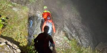 Doi turiști, blocați noaptea pe munte din cauza vremii. Salvamontiștii i-au recuperat după o intervenție de patru ore