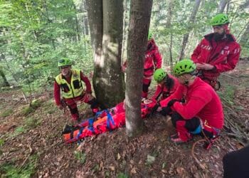 Tragedie într-o zonă greu accesibilă. O persoană a murit, alte două au ajuns la spital