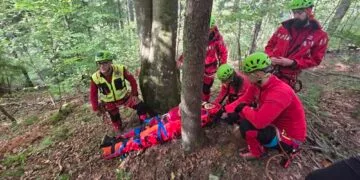 Tragedie într-o zonă greu accesibilă. O persoană a murit, alte două au ajuns la spital