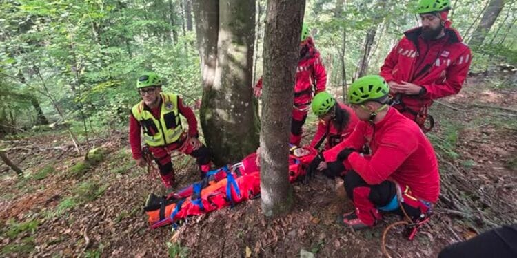 Tragedie într-o zonă greu accesibilă. O persoană a murit, alte două au ajuns la spital