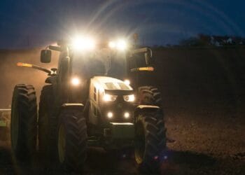A furat un tractor în toiul nopții și a plecat cu el pe șosea. Bărbatul nu avea permis