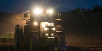 A furat un tractor în toiul nopții și a plecat cu el pe șosea. Bărbatul nu avea permis