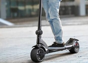 Adolescent prins cu o trotinetă electrică pentru care avea nevoie de permis!
