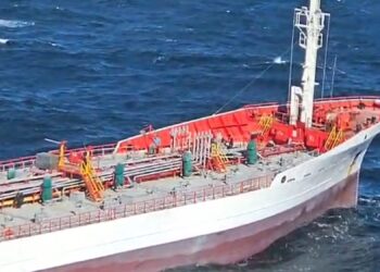 Operațiune dramatică de salvare în Marea Neagră! Cinci marinari recuperați cu elicopterul, alți membri ai echipajului sunt dispăruți