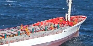 Operațiune dramatică de salvare în Marea Neagră! Cinci marinari recuperați cu elicopterul, alți membri ai echipajului sunt dispăruți