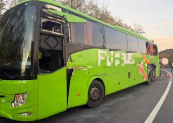 Accident grav! Autocar și camion implicate într-o coliziune. 18 persoane, surprinse în incident