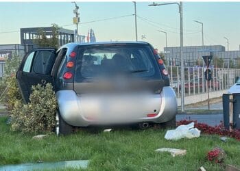 Accident. Un șofer de 74 de ani a ajuns cu mașina deasupra unui sens giratoriu