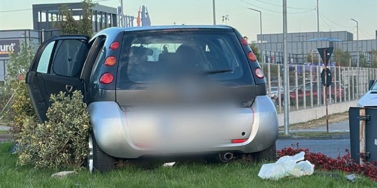 Accident. Un șofer de 74 de ani a ajuns cu mașina deasupra unui sens giratoriu