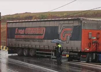 Accident teribil! Un TIR a spulberat o mașină cu un copil și s-a oprit în gardul unei case