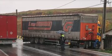 Accident teribil! Un TIR a spulberat o mașină cu un copil și s-a oprit în gardul unei case