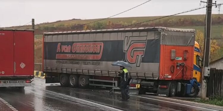 Accident teribil! Un TIR a spulberat o mașină cu un copil și s-a oprit în gardul unei case