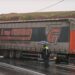 Accident teribil! Un TIR a spulberat o mașină cu un copil și s-a oprit în gardul unei case