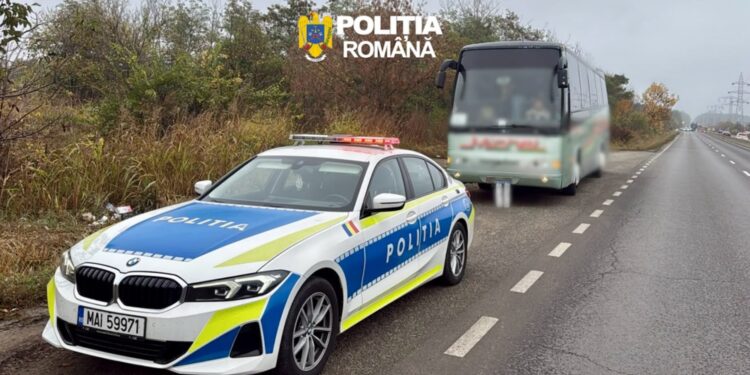 Autobuz cu 46 de elevi, prins fără ITP și RCA valabile! Polițiștii au reținut plăcuțele de înmatriculare
