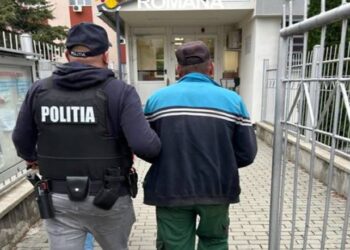 Cruzime greu de imaginat! A băgat un cățel într-un sac legat cu sârmă și l-a aruncat în râu