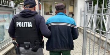 Cruzime greu de imaginat! A băgat un cățel într-un sac legat cu sârmă și l-a aruncat în râu