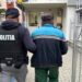 Cruzime greu de imaginat! A băgat un cățel într-un sac legat cu sârmă și l-a aruncat în râu