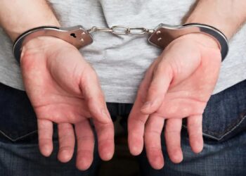 Și-a bătut crunt iubita și a ținut-o sechestrată cinci zile! Tânăr de 28 de ani, arestat preventiv