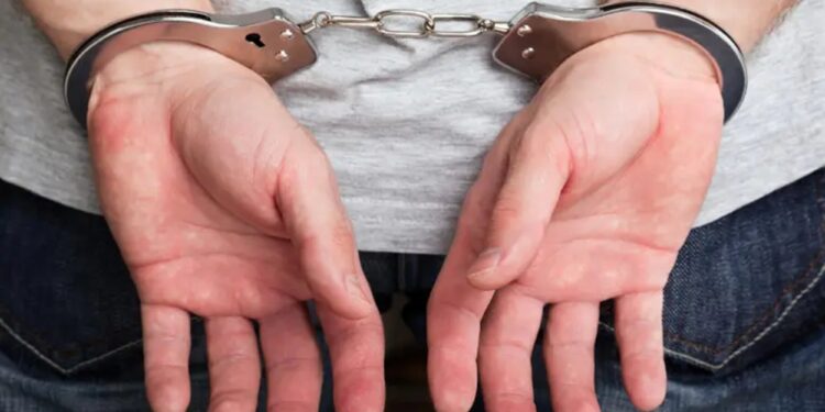 Și-a bătut crunt iubita și a ținut-o sechestrată cinci zile! Tânăr de 28 de ani, arestat preventiv