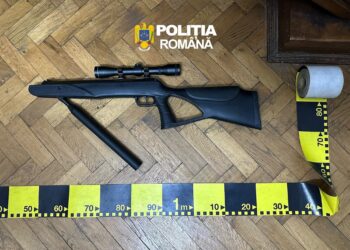 A tras focuri de armă în curtea casei! Polițiștii au descoperit o armă introdusă ilegal în țară. Bărbat reținut