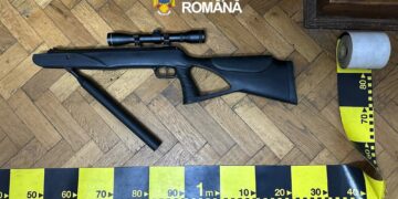 A tras focuri de armă în curtea casei! Polițiștii au descoperit o armă introdusă ilegal în țară. Bărbat reținut