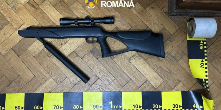A tras focuri de armă în curtea casei! Polițiștii au descoperit o armă introdusă ilegal în țară. Bărbat reținut