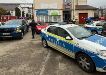 Atac cu cuțitul într-o școală! Un elev de clasa a VII-a a înjunghiat o profesoară și un coleg