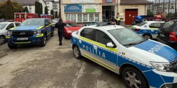 Atac cu cuțitul într-o școală! Un elev de clasa a VII-a a înjunghiat o profesoară și un coleg