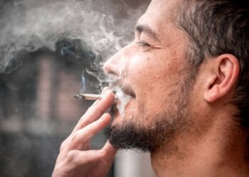 Ai voie să fumezi pe casa scării? Ce spune legea și unde se aplică interdicția