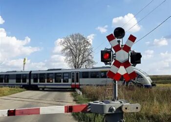 A sfidat moartea la trecerea de cale ferată! Șofer filmat când ocolea barierele coborâte. A rămas fără permis 120 de zile