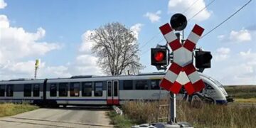 A sfidat moartea la trecerea de cale ferată! Șofer filmat când ocolea barierele coborâte. A rămas fără permis 120 de zile
