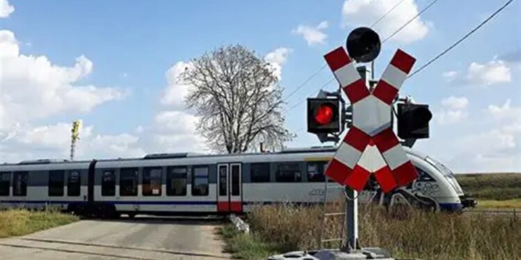 A sfidat moartea la trecerea de cale ferată! Șofer filmat când ocolea barierele coborâte. A rămas fără permis 120 de zile