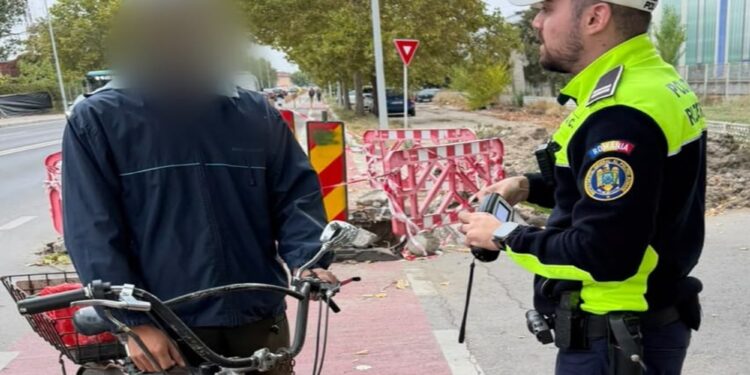 Razie în trafic! Zeci de bicicliști și utilizatori de trotinete electrice, amendați de polițiști