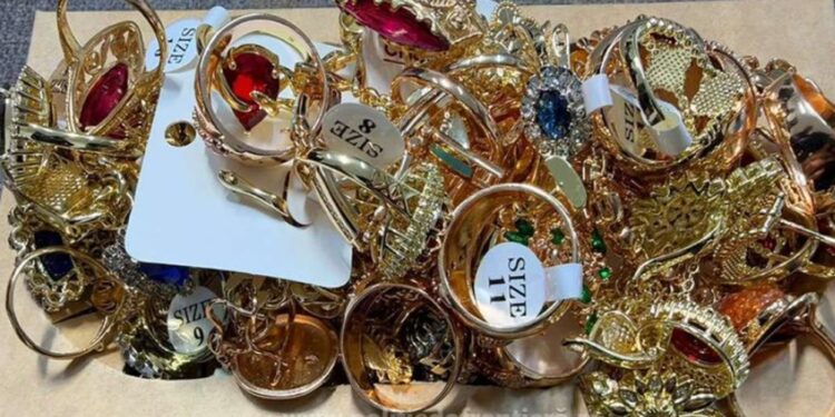 Peste un kilogram de bijuterii, ascuns în două perne. Captură de 660.000 de lei!
