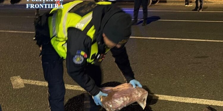 Tânăr de 21 de ani, prins cu peste 7 kilograme de canabis! Venea din Spania cu un autocar